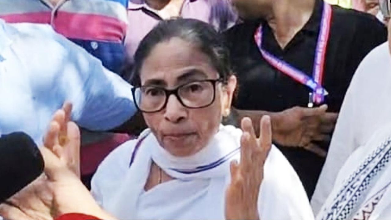উড়ে এল কাদা-ছেঁড়া চটি, উঠল 'চোর' স্লোগান! কাঁচরাপাড়ায় ঢুকতেই মমতা বন্দ্যোপাধ্যায়ের গাড়িতে ভয়াবহ হামলা