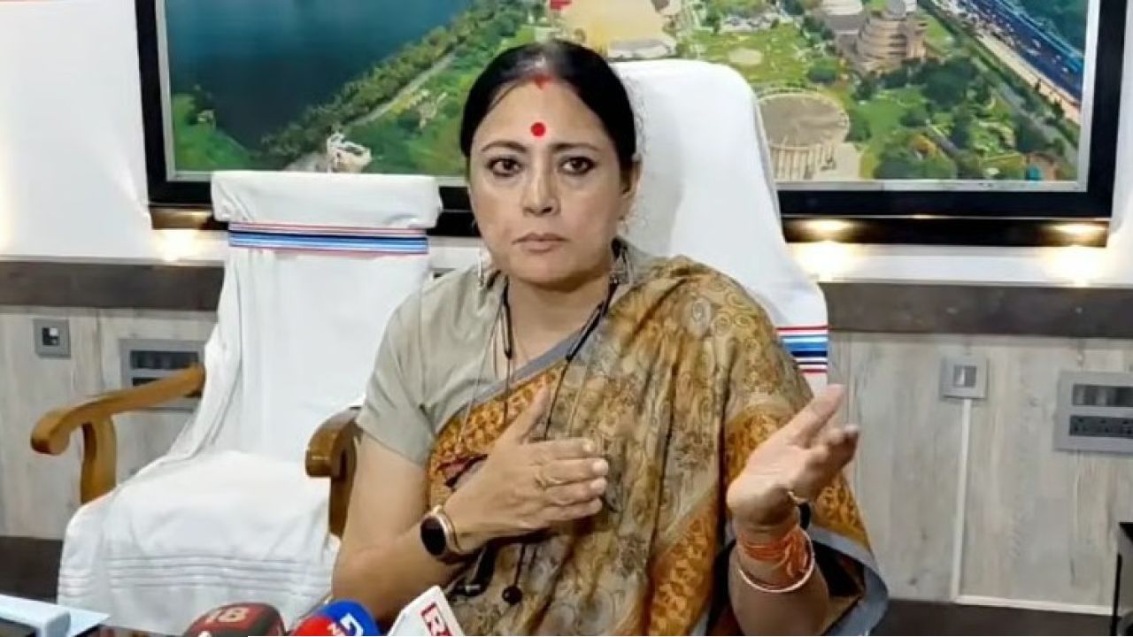 পুজো মিটলেই ভোটের দামামা! রাজ্যজুড়ে পুর নির্বাচন নিয়ে কী বার্তা পুরমন্ত্রীর?