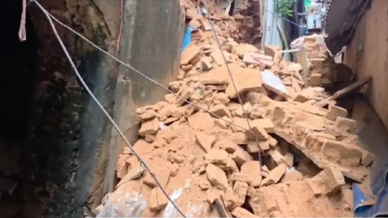 ভোররাতে বিকট শব্দে হুড়মুড়িয়ে ভাঙল ৩ তলা বাড়ি! চাপা পড়ে মৃত ষাটোর্ধ্ব মহিলার, কলকাতায় এ কী ঘটে গেল?