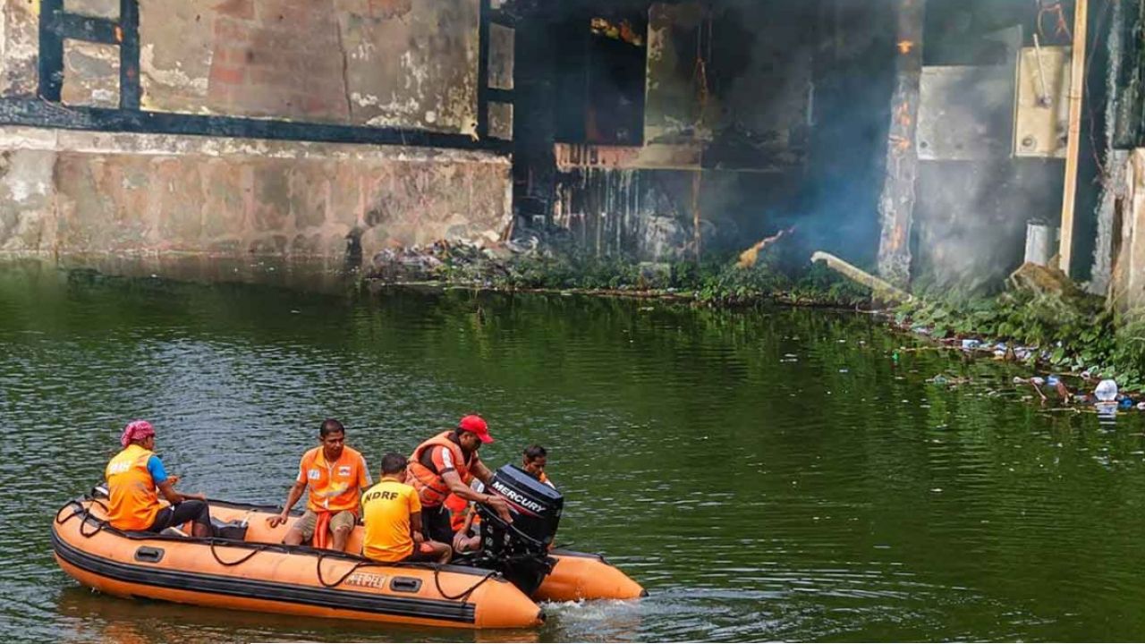তারাপীঠের হোটেল অগ্নিকাণ্ডে এবার জালে মালিকের বাবাও! পুকুরে ডুবুরি নামিয়ে কিসের খোঁজ চালাচ্ছে পুলিশ? পর্দাফাঁস হতেই হাড়হিম করা তথ্য!