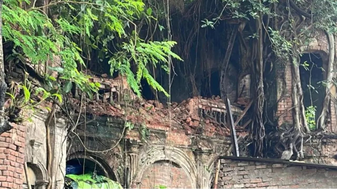 জোড়াবাগানের রেশ কাটতে না কাটতেই পোস্তায় হুড়মুড়িয়ে ভাঙল ২০০ বছরের বাড়ি! ধ্বংসস্তূপে আটকে ৭ জন, শহরে এ কী শুরু হল?