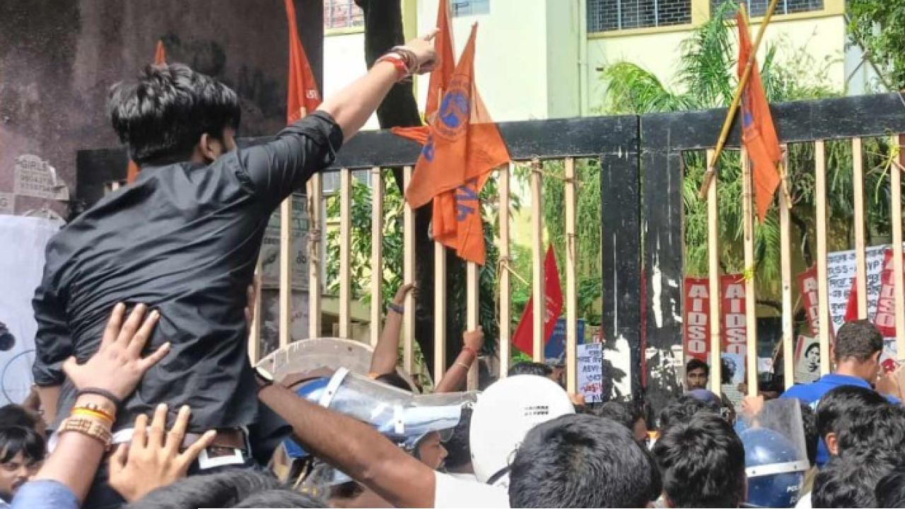 ব্যারিকেড ভাঙার হুড়োহুড়ি, বিশ্ববিদ্যালয়ের গেটে উড়ল গেরুয়া পতাকা! এসএফআই-এবিভিপি দ্বন্দ্বে রণক্ষেত্র যাদবপুর