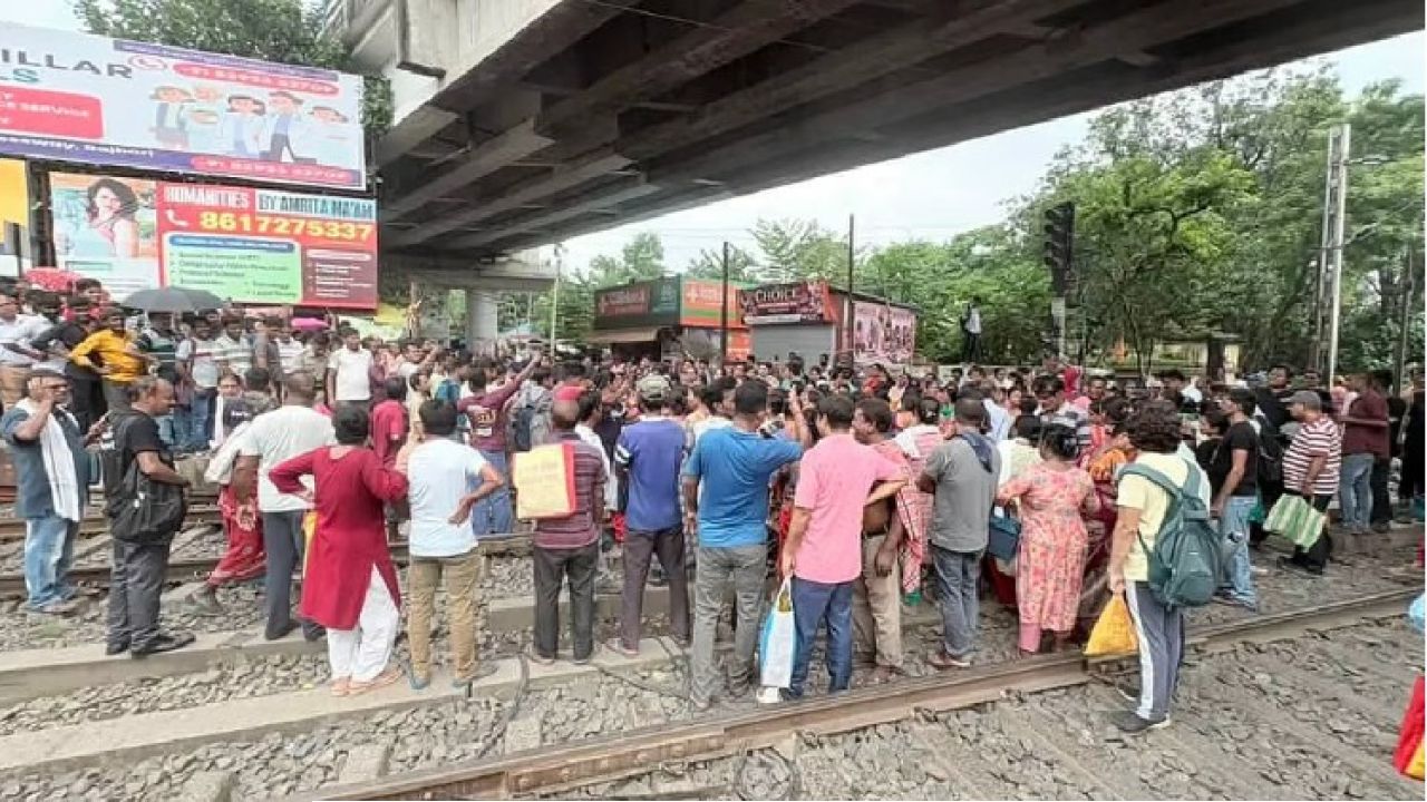 মেলেনি প্রতিশ্রুত অন্নপূর্ণার টাকা, বিরাটিতে রেললাইনে বসে তুমুল বিক্ষোভ মহিলাদের! স্তব্ধ ডাউন লাইনে তীব্র যাত্রী দুর্ভোগ