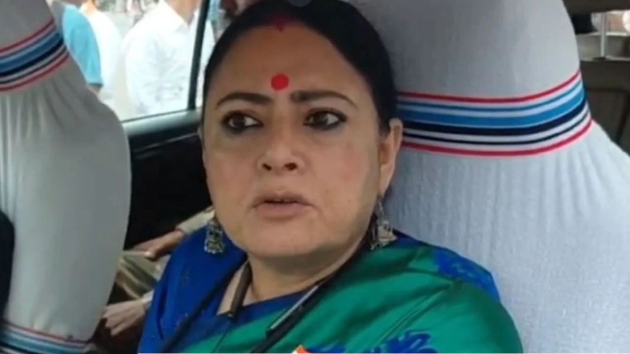 দু’মাস পেরিয়ে গেলেও মেলেনি অন্নপূর্ণার টাকা, মন্ত্রী অগ্নিমিত্রা পালকে ঘিরে নালিশের পাহাড় উপভোক্তাদের! সমস্যা মেটাতে দিলেন বড় বার্তা