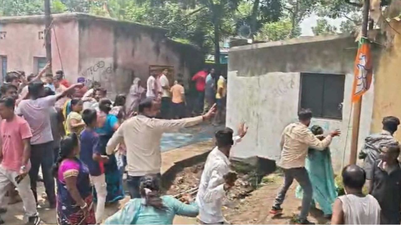 হরিনাম সংকীর্তনে তৃণমূল নেতা ঢুকতেই রণক্ষেত্র আসানসোল! ইটবৃষ্টি ও মারামারিতে ঝরল রক্ত, কাঠগড়ায় কে?