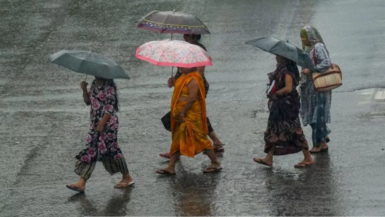 সাগরে ফুঁসছে জোড়া নিম্নচাপ! আগামী ২৪ ঘণ্টায় তোলপাড় হবে বাংলা? চরম সতর্কবার্তা আবহাওয়া দফতরের