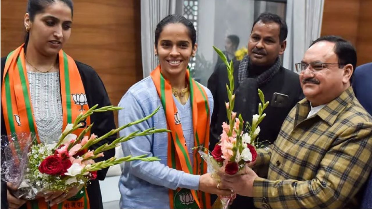 এবার সরাসরি নির্বাচনী ময়দানে সাইনা নেহওয়াল? পদ্ম শিবিরের বড় বাজি নিয়ে অলিম্পিক পদকজয়ীর মন্তব্যে তুমুল জল্পনা