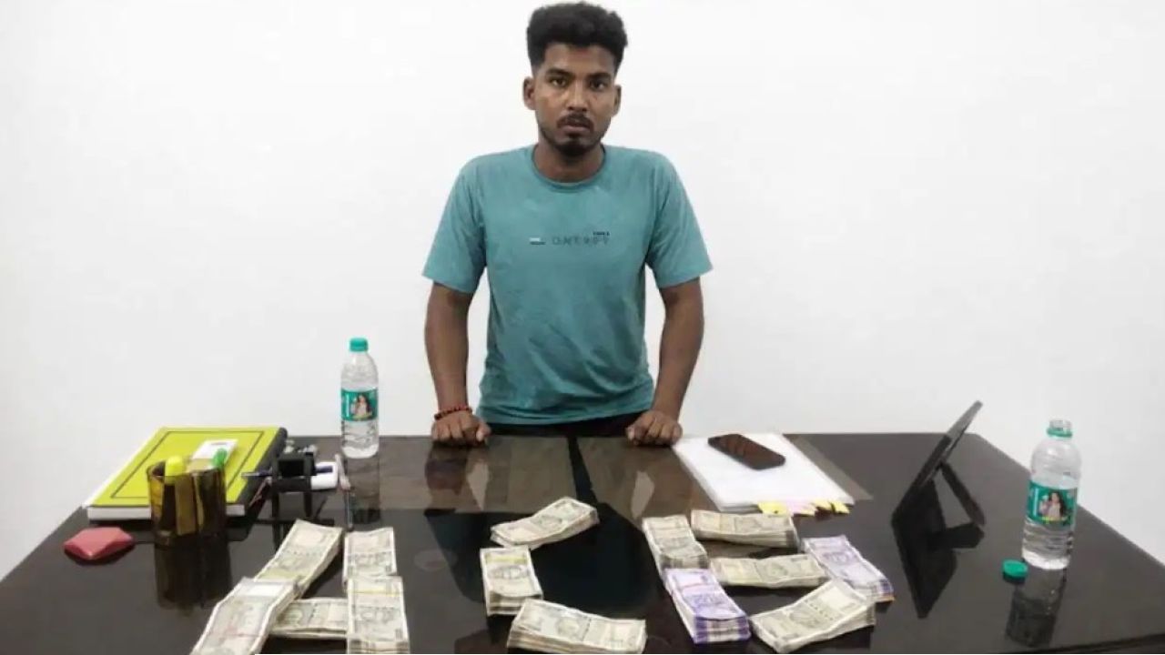 ফোনে সেভ ছিল ‘ঝাড়গ্রাম ম্যানেজার’! ব্যাগভর্তি ৫ লাখ ঘুষ নিতে গিয়ে পুলিশের জালেই আটক পুলিশ, তুলকালাম কাণ্ড