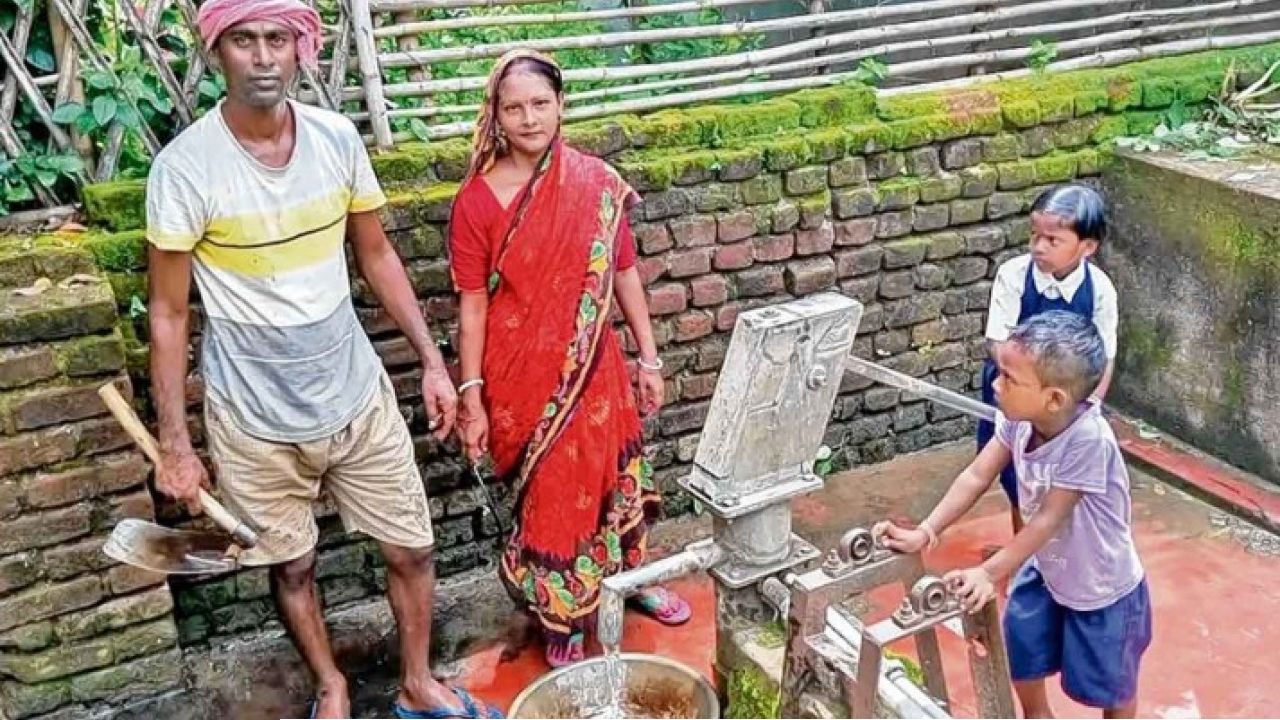 অন্নপূর্ণা যোজনার ৩ হাজার টাকা পেতেই বদলে গেল মানসিকতা! গ্রামের স্কুলের আবর্জনা সাফ করে নজি পুরুলিয়ার দম্পতির, কুর্নিশ নেটপাড়ার