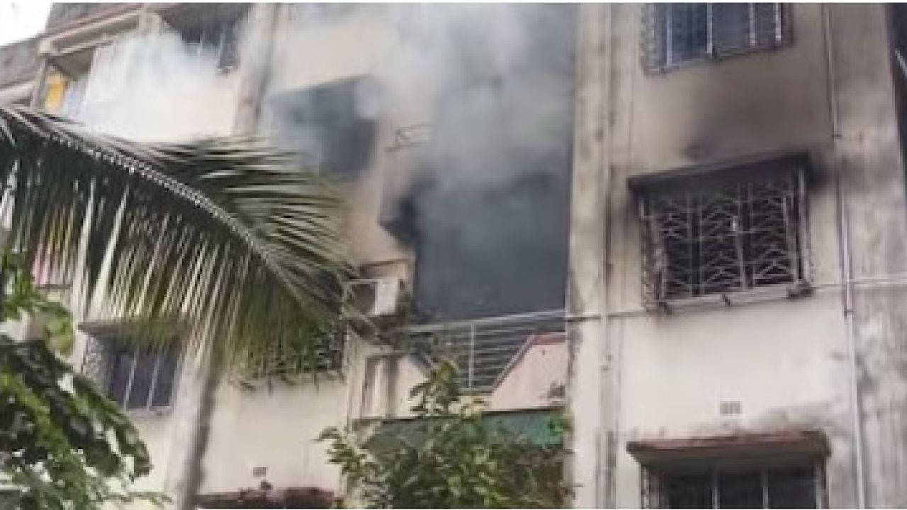 হাওড়ার বহুতলে দাউদাউ আগুন! বিষাক্ত ধোঁয়ায় দমবন্ধ হয়ে ঘরেই মৃত বৃদ্ধা, আতঙ্কে ছাদ-বারান্দা থেকে ঝাঁপানোর চেষ্টা আবাসিকদের