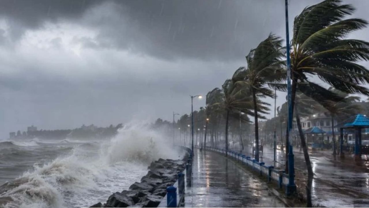 বঙ্গোপসাগরে নিম্নচাপের জেরে বাংলায় দুর্যোগের ঘনঘটা, মেদিনীপুর ও জলপাইগুড়িতে ভারী বর্ষণ, কলকাতা-সহ দক্ষিণবঙ্গে হলুদ সতর্কতা