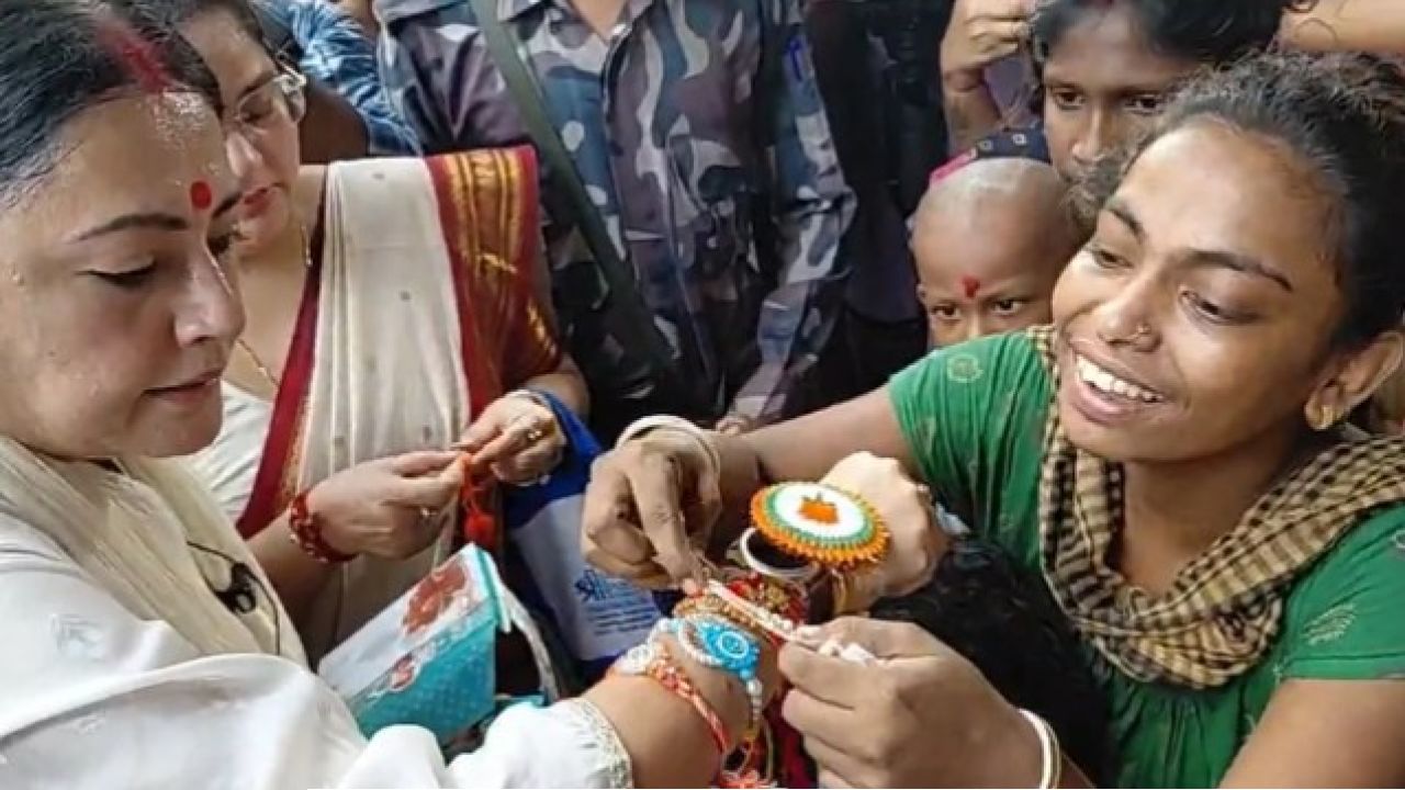 পার্ক স্ট্রিটের সেই বিতর্কিত দুধ কাণ্ড অতীত! এবার খাস কলকাতায় রাখির সকালে জনসংযোগে অগ্নিমিত্রা পাল