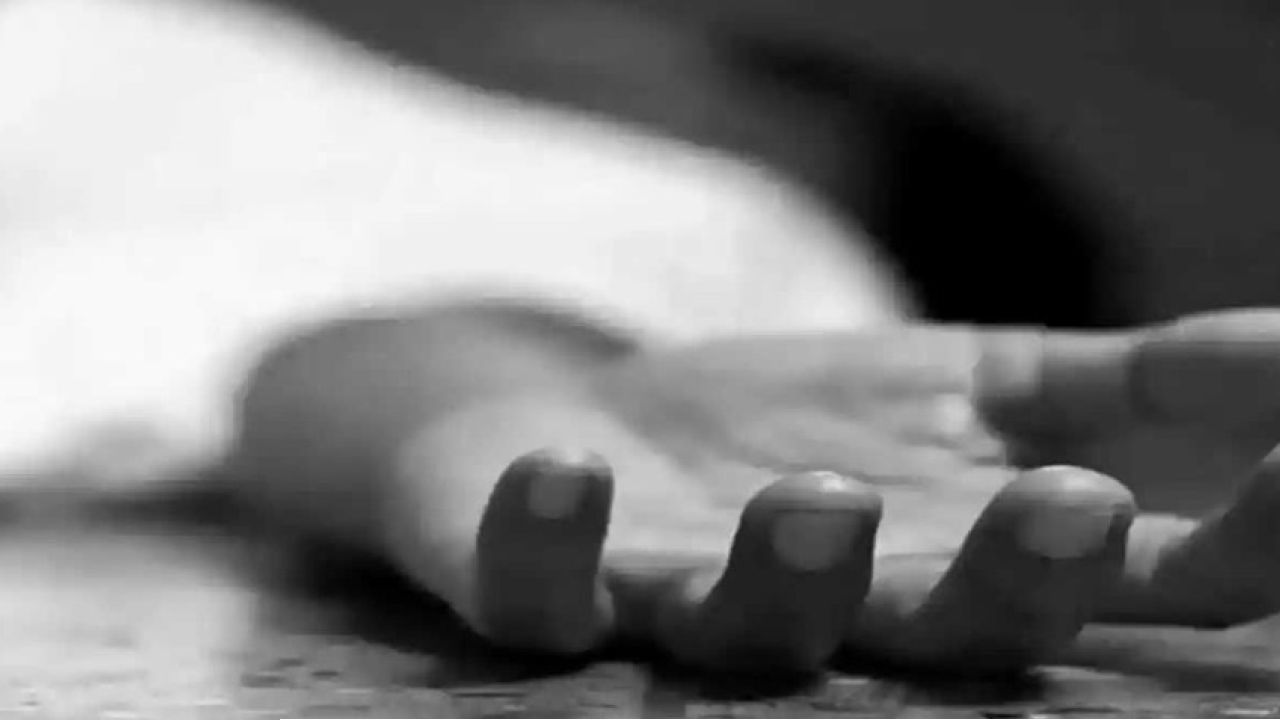 বন্ধুদের মতো চাই দামি স্মার্টফোন! দিনমজুর মা কিনে দিতে না পারায় চরম পদক্ষেপ কিশোরীর