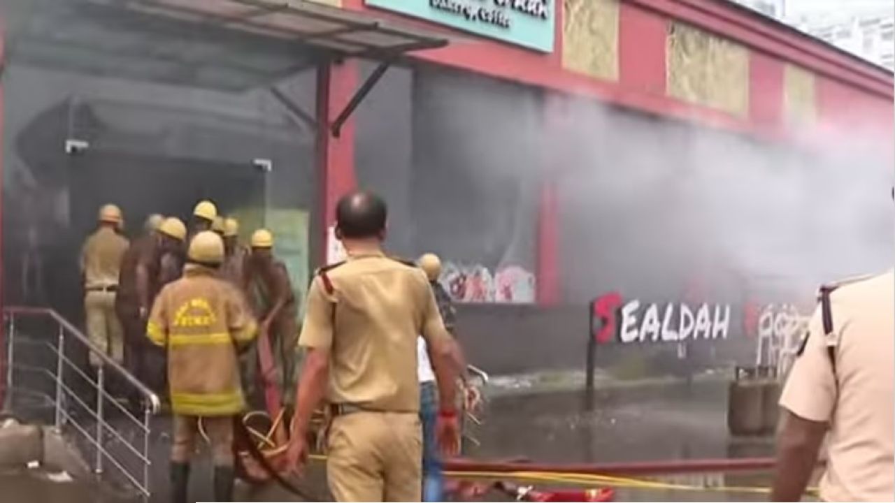 সোমবার সকালে শিয়ালদহে বিধ্বংসী আগুন, কালো ধোঁয়ায় ঢাকল চত্বর! স্টেশনে পর্যাপ্ত জল না মেলায় চরম ক্ষুব্ধ দমকল!