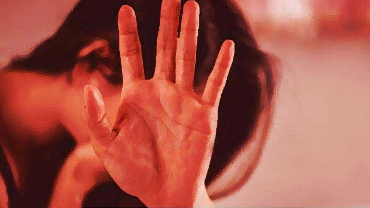 অন্ধকার রাতে চলন্ত স্লিপার বাসে নারকীয় অত্যাচার! দিল্লির বুকে কিশোরীকে গণধর্ষণের পর রাস্তায় ফেলে চম্পট চালক ও কন্ডাক্টর!