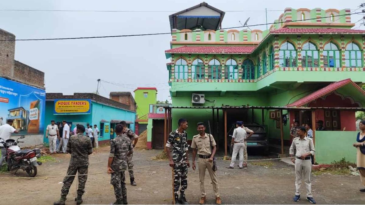 টুলুর ‘সাম্রাজ্যে’ শ্যালকদের যোগ? সম্পত্তির খোঁজে শ্বশুরবাড়িতে হানা পুলিশের 