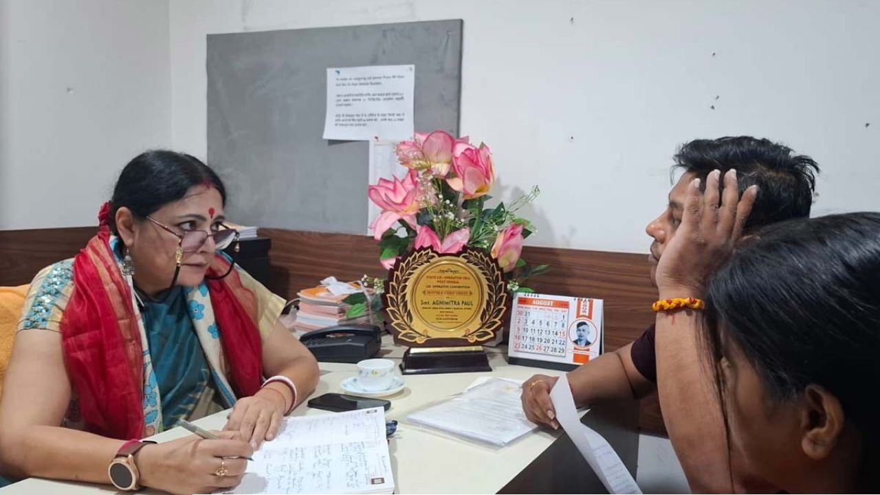 ‘রাস্তা আপনার নয়’! বেআইনি পার্কিং-তোলাবাজি নিয়ে সল্টলেকে কড়া বার্তা অগ্নিমিত্রার 