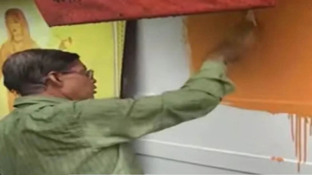  সাদা থেকে ফের গেরুয়া, ২৪ ঘণ্টাতেই বদলে গেল দেওয়াল! অ্যাকাডেমিতে কি রঙ  নিয়েই রাজনৈতিক লড়াই? 