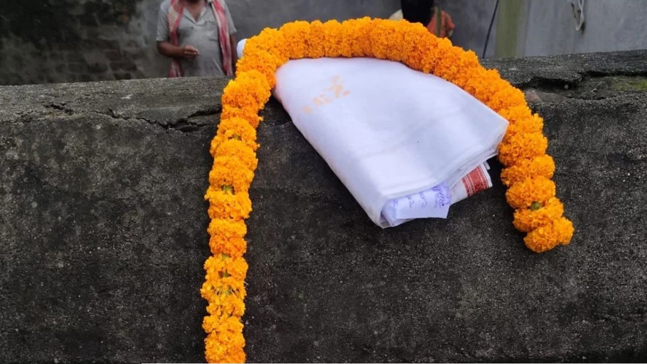  সাদা থান, গাঁদার মালা, সঙ্গে ভয়ঙ্কর হুমকি চিঠি! বিজেপি নেতার বাড়িতে কীসের ‘বার্তা’? 
