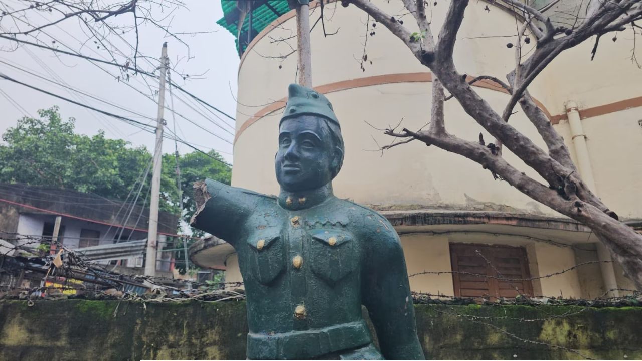 নিউ আলিপুরে নেতাজির মূর্তির হাত ভাঙল দুষ্কৃতীরা, এলাকায় তুমুল উত্তেজনা