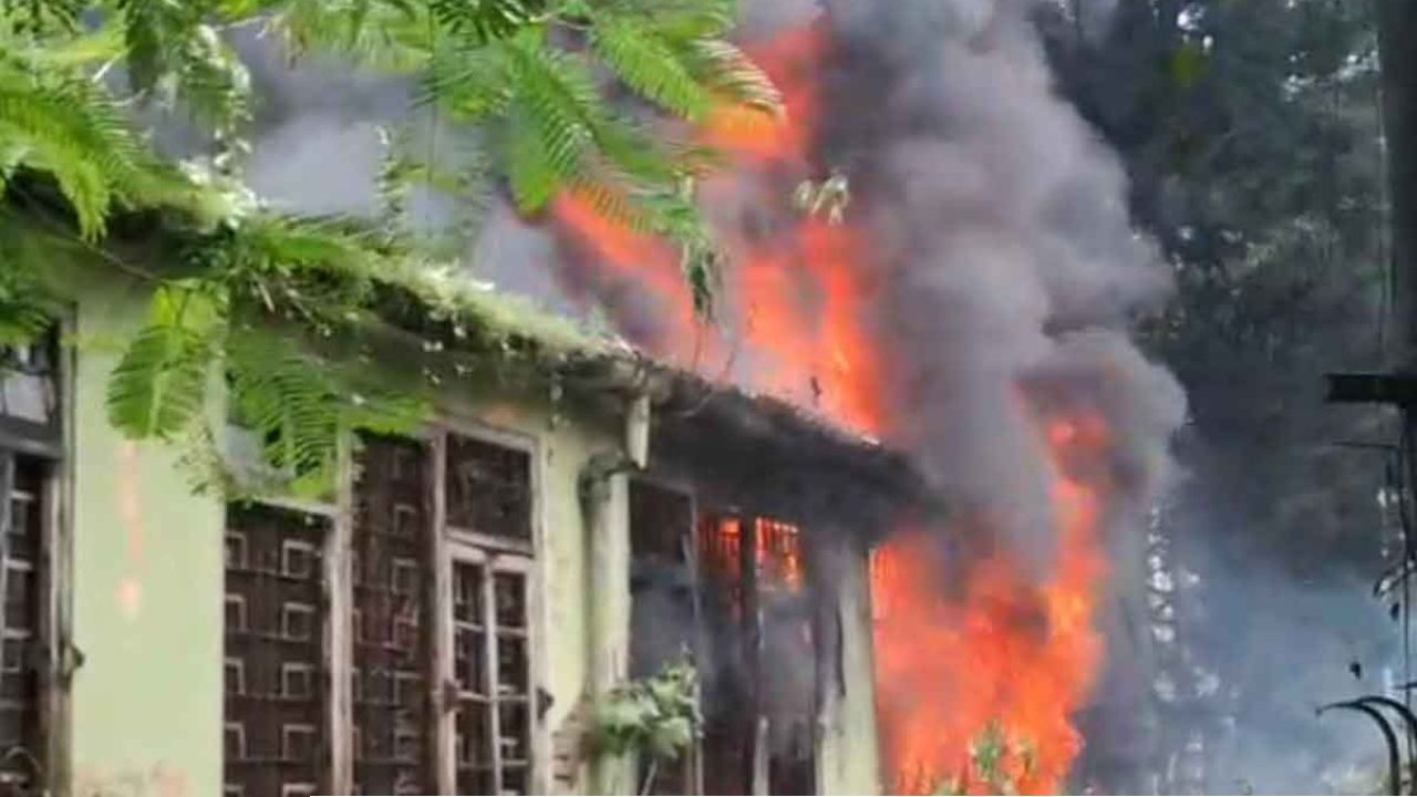  শিলিগুড়ির প্লাস্টিক কারখানায় ভয়াবহ আগুন! মুহূর্তে ছড়াল আতঙ্ক, পুড়ল কোটি টাকার সামগ্রী