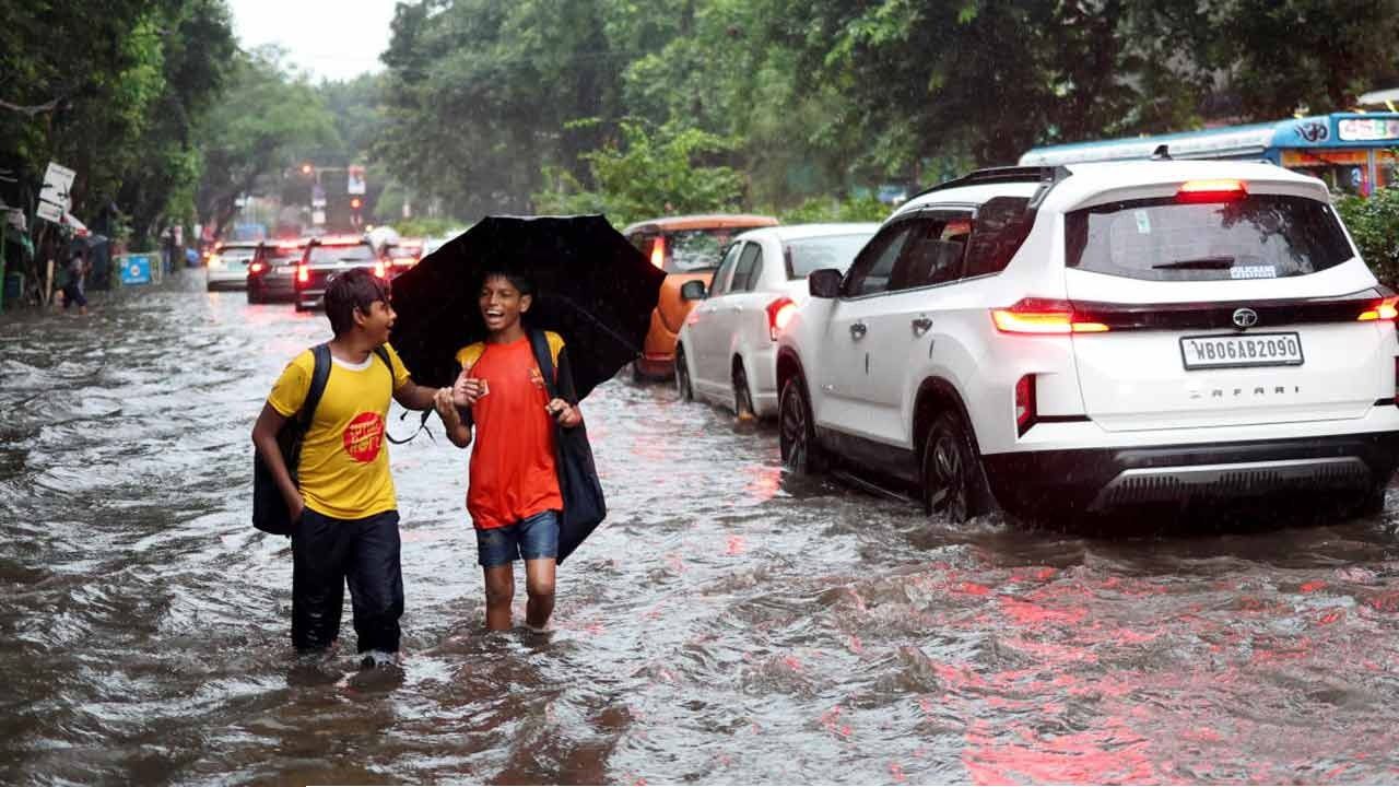 সকাল থেকে টানা বৃষ্টি! কলকাতা জুড়ে জলযন্ত্রণা, একাধিক রাস্তায় জল জমে থমকে জনজীবন 