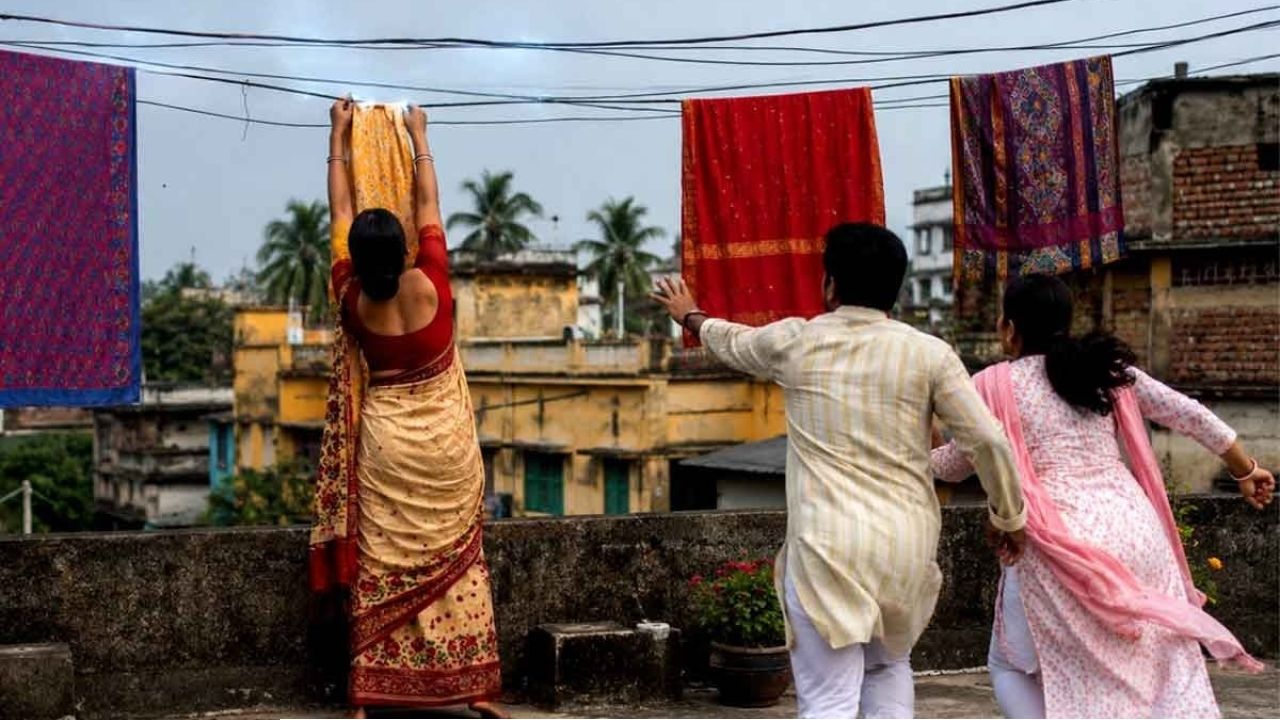 ছাদে কাপড় মেলার তারে ‘মরণফাঁদ’! বিদ্যুৎস্পৃষ্ট গৃহবধূ, বাঁচাতে গিয়ে মৃত দেওর-বউদি