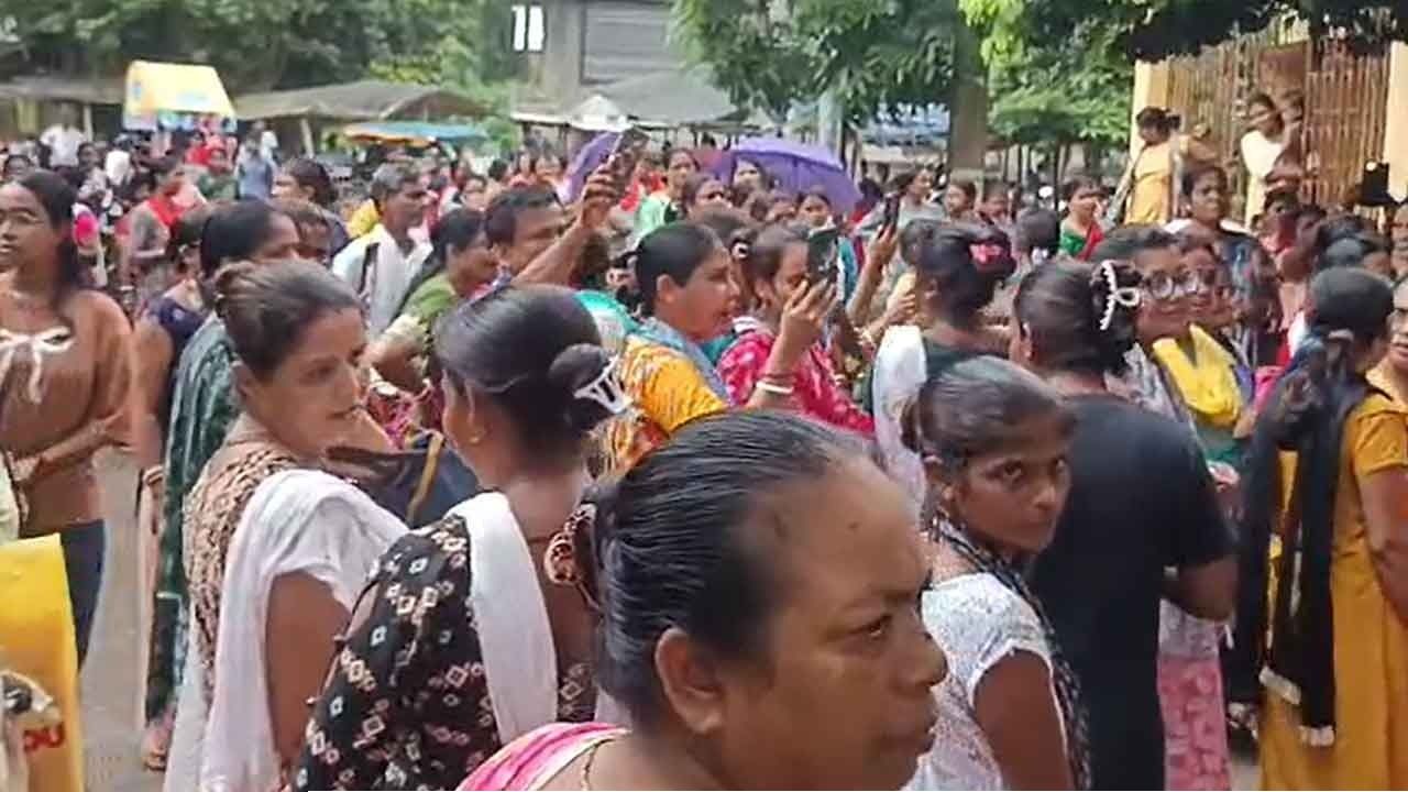 অন্নপূর্ণার টাকা নিয়ে ক্ষোভের আঁচ একাধিক জেলায়! বালুরঘাট থেকে আসানসোল, মধ্যমগ্রামে পথে নামলেন মহিলারা 