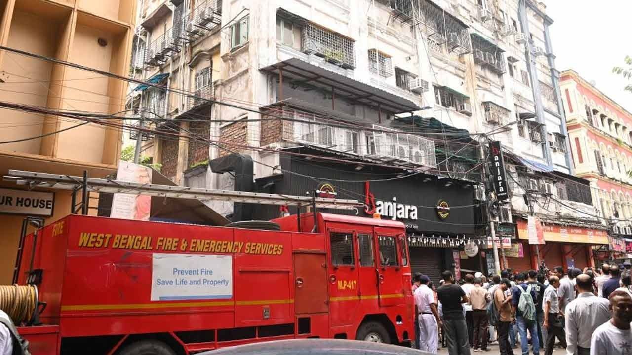 অগ্নিনিরাপত্তায় গাফিলতি? নিউ মার্কেটের আরও ১৭ হোটেলকে শোকজ, ২৪ ঘণ্টার মধ্যে জবাবদিহির নির্দেশ 