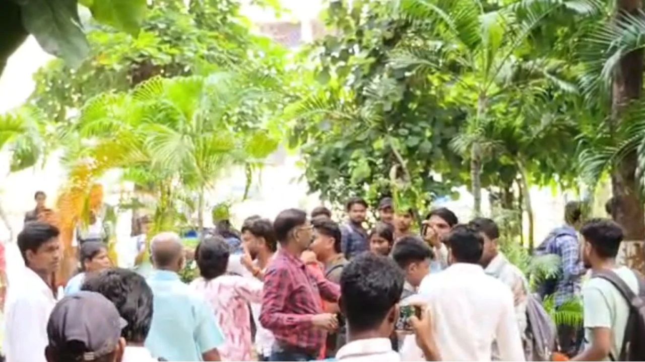 যাদবপুরের পর মেদিনীপুরেও ধুন্ধুমার! এসএফআই-এবিভিপি সংঘর্ষে উত্তপ্ত ক্যাম্পাস, জখম দু’পক্ষের কর্মীরা