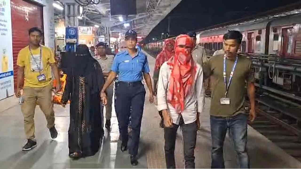 অমিত শাহের সফরে কড়া নিরাপত্তা! এনজেপিতে ‘রোহিঙ্গা’ সন্দেহে ধৃত ৪, অন্ধ্রযাত্রা ঘিরে রহস্য 