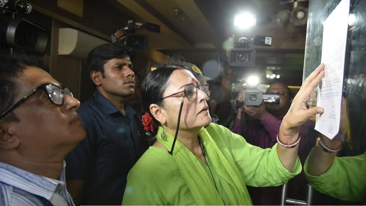  ‘নোটিসে কোনও কাজ হয় না’! বেনিয়ম দেখলেই হোটেল সিলের হুঁশিয়ারি অগ্নিমিত্রার, নিশানায় মমতা-ফিরহাদ 