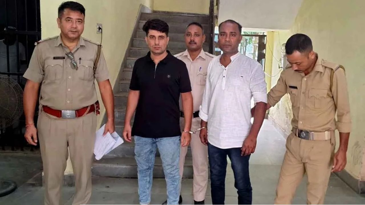 নেপাল যাওয়ার পথে ‘চিকেনস নেকে’ আটক আফগান যুবক! উদ্ধার জাল আধার-ভোটার, নেপথ্যে কী ছক? 