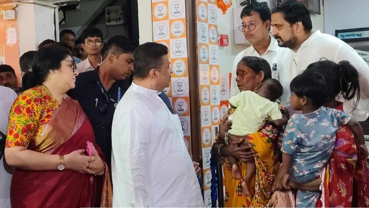 দুধ গরমের ঘটনায় চর্চায় আসা সেই মহিলা এবার মুখ্যমন্ত্রীর সামনে! ‘আর ফুটপাথে থাকতে হবে না’, আশ্বাস শুভেন্দুর