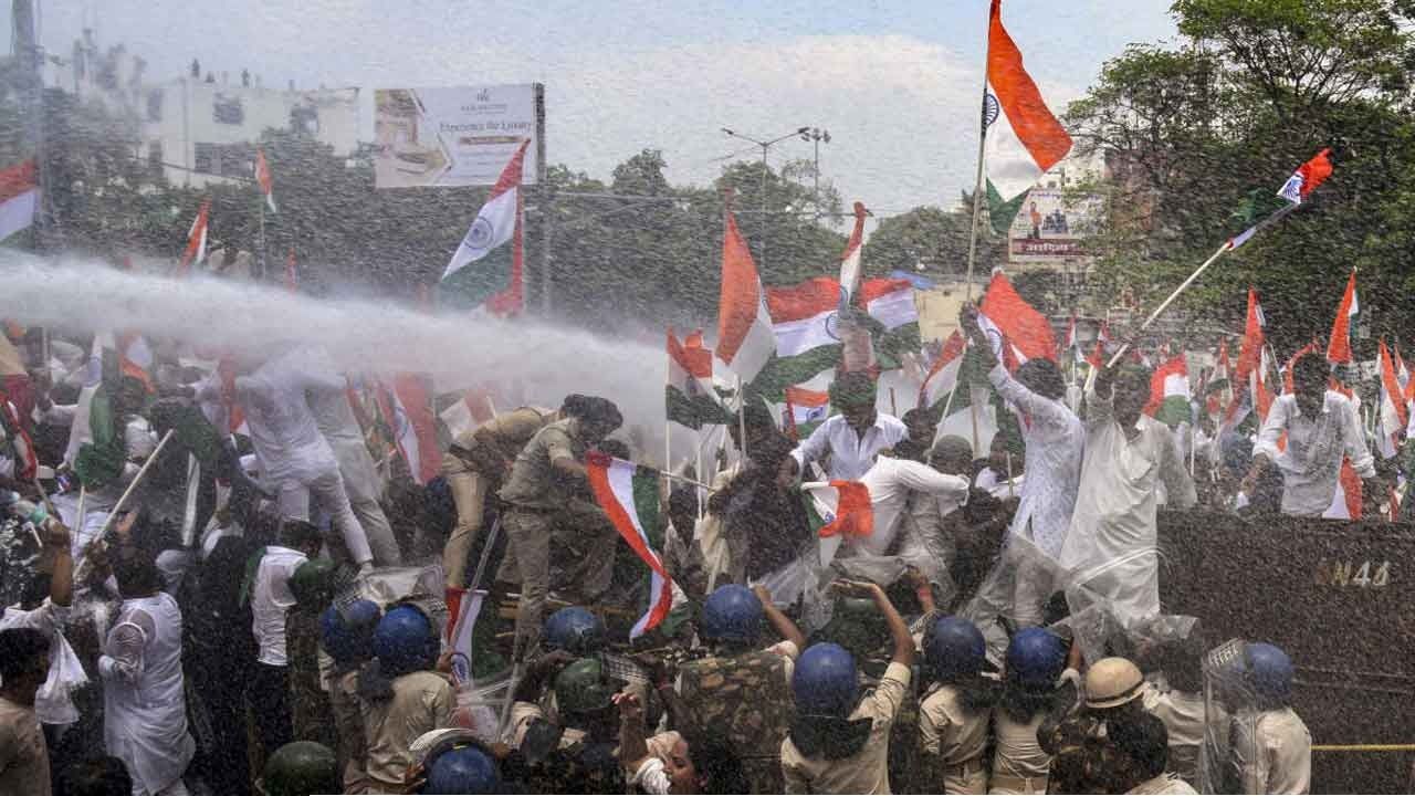 চাকরির পরীক্ষা ঘিরে রণক্ষেত্র পটনা! প্রশ্নফাঁস-অনিয়মের অভিযোগে রাজভবন অভিযানে ধুন্ধুমার, নামল জলকামান 