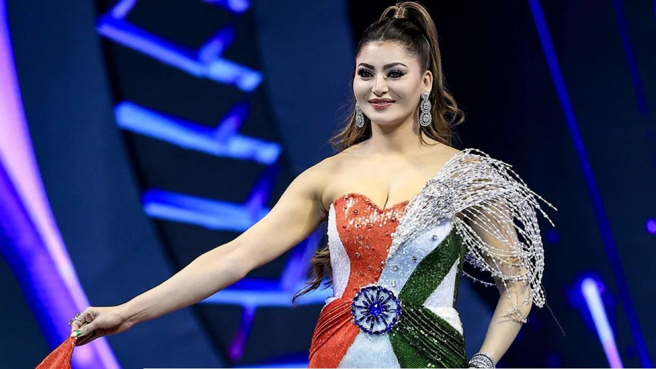 ফ্যাশনে খাঁটি ভারতীয় আবেগ: টানা ৩ মাস ধরে তৈরি পোশাকে লাইমলাইটে ঊর্বশী!