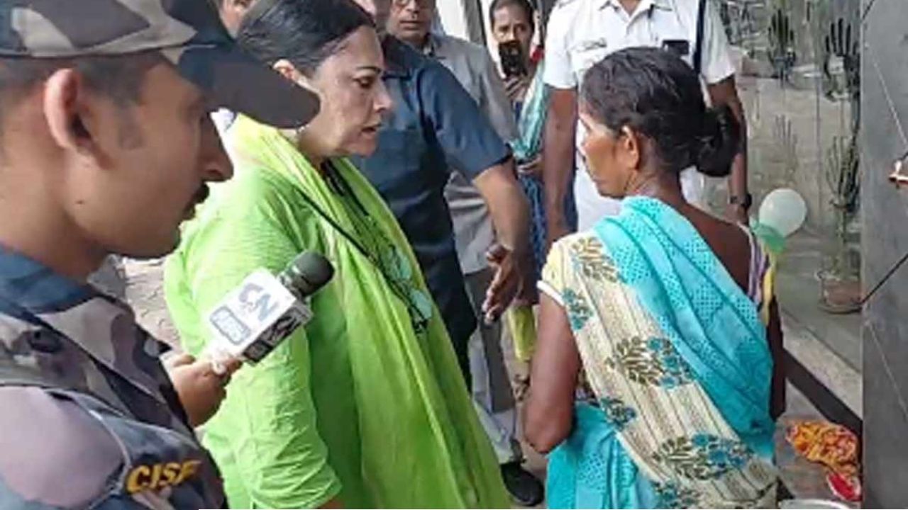 পুরসভার আশ্রয়েও থাকলেন না সীতা! দুই মেয়েকে নিয়ে কোথায় পার্ক স্ট্রিটের ফুটপাতবাসী বৃদ্ধা?