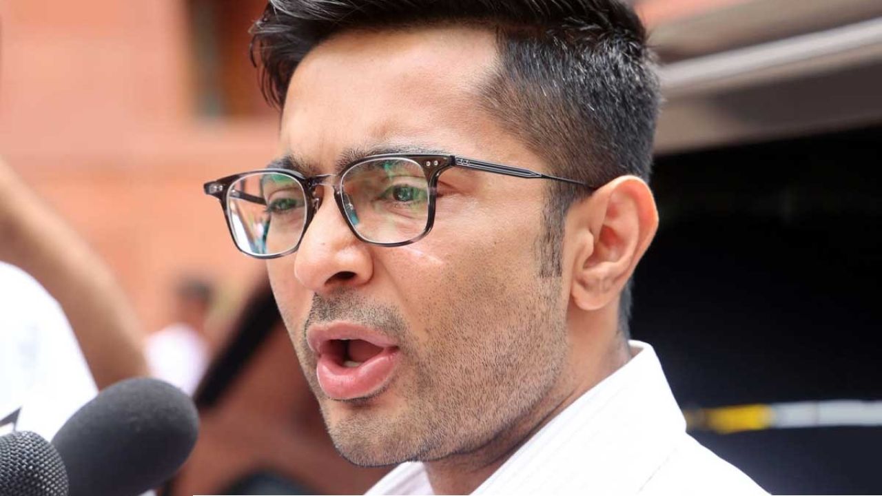  ‘বেআইনি’ বিলবোর্ড খুলতে ক্যামাক স্ট্রিটে পুলিশ! অভিষেকের অফিসে তুমুল উত্তেজনা, নিরাপত্তারক্ষীদের সঙ্গে ধস্তাধস্তি 