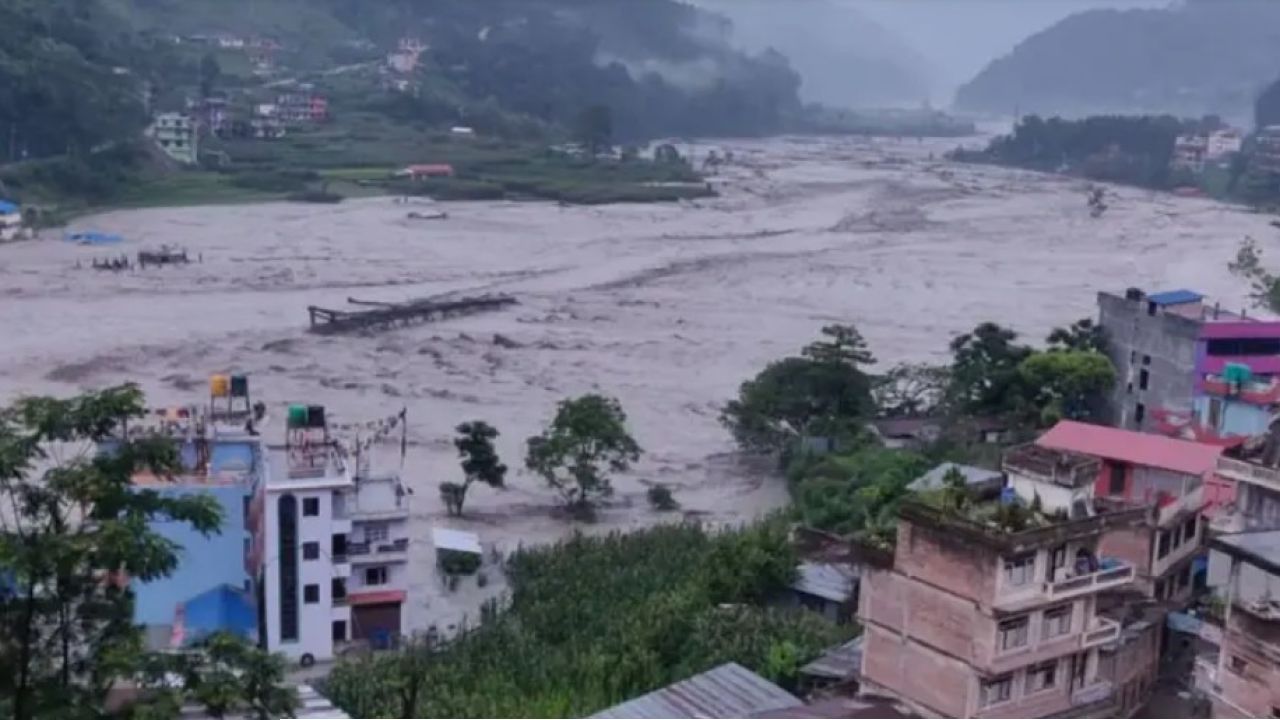 ‘ভারতও রক্ষা পাবে না!’ নেপালে হড়পা বানের মারাত্মক ধ্বংসলীলার মাঝেই দিল্লিকে চরম হুঁশিয়ারি 