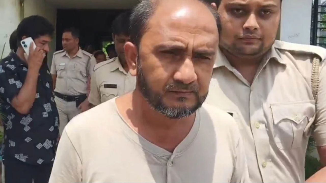 কুলপিতে তৃণমূল নেতার বাড়িতে বোমার স্তূপ! অস্ত্র মজুতের নেপথ্যে কী? 