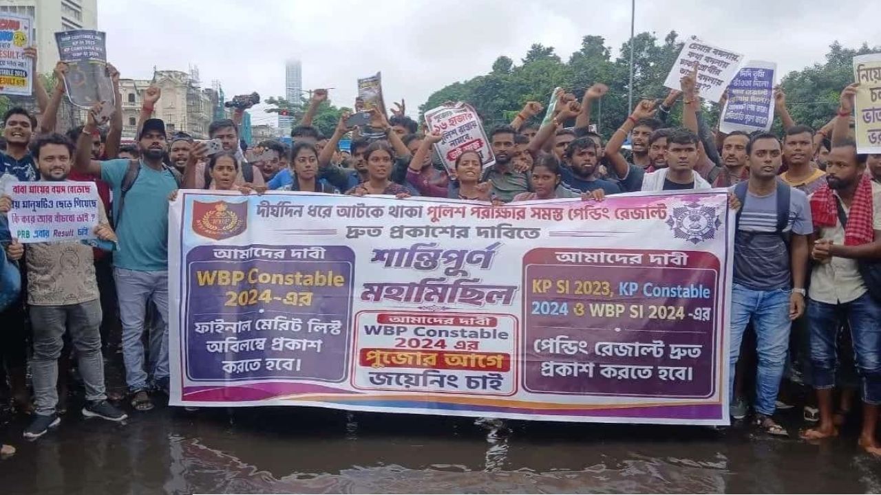 ‘ইন্টারভিউ শেষ, রেজাল্ট কবে?’ পুজোর আগে উর্দির দাবিতে পথে পুলিশ চাকরিপ্রার্থীরা