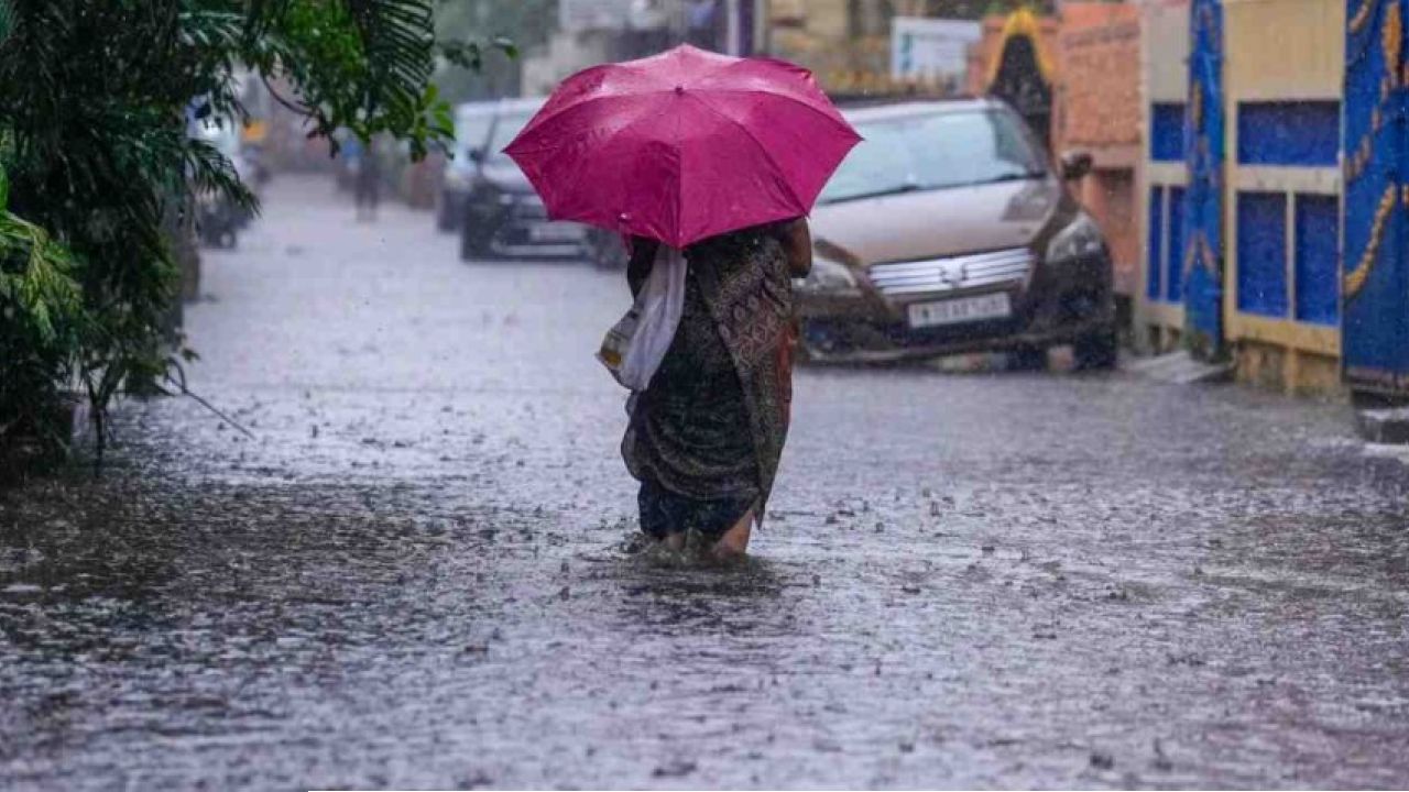 সকাল থেকেই তুমুল বৃষ্টিতে ভাসছে শহর! ধেয়ে আসছে ভারী দুর্যোগ ও ঝোড়ো হাওয়া, কোন কোন জেলায় প্রবল বিপদের সতর্কতা?