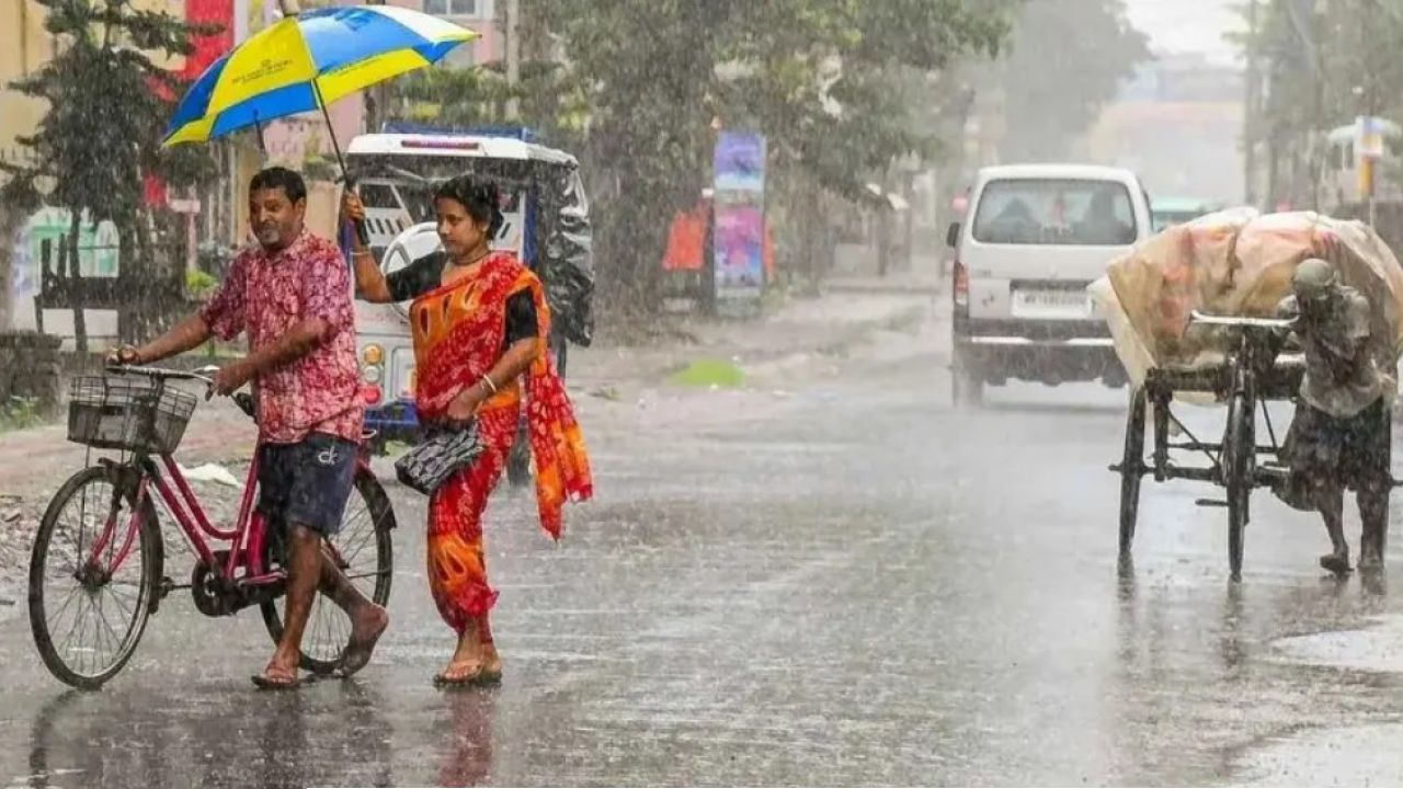 'ত্রিফলা' ফাঁদে বন্দি বাংলা! আজও ভাসবে কলকাতা-সহ একাধিক জেলা, জারি চরম সতর্কতা