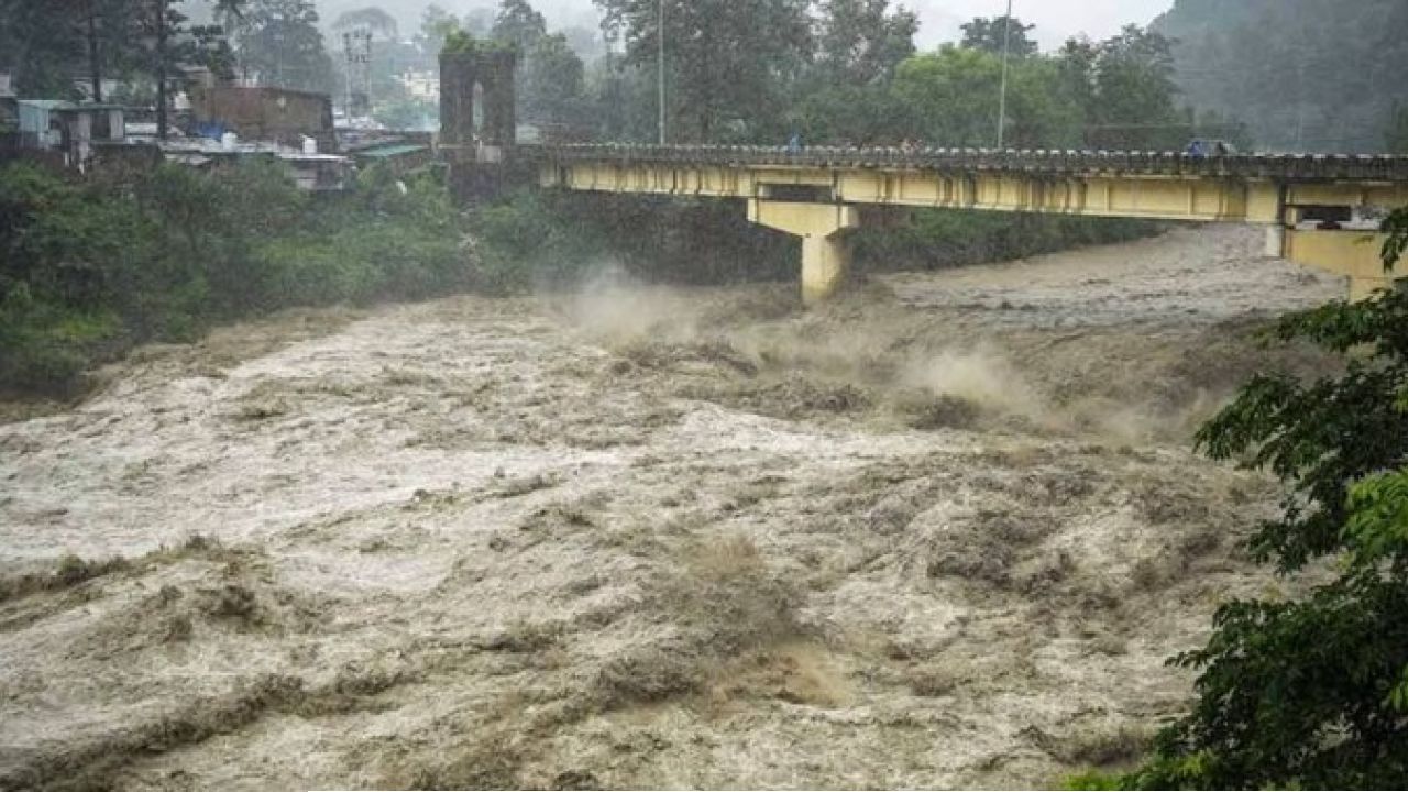 পাহাড় থেকে সমতলে প্রকৃতির তাণ্ডবলীলা! বন্ধ বহু রাস্তা, জলের তলায় ঘাট—রেড অ্যালার্ট জারি তিন রাজ্যে