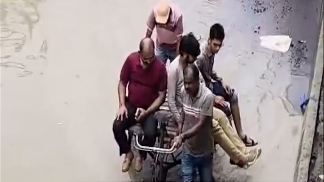 সরকারি গাড়ি ছেড়ে কেন সাইকেল ভ্যানে চেপে অফিসে বিডিও! কী হয়েছে ফারাক্কায় ?