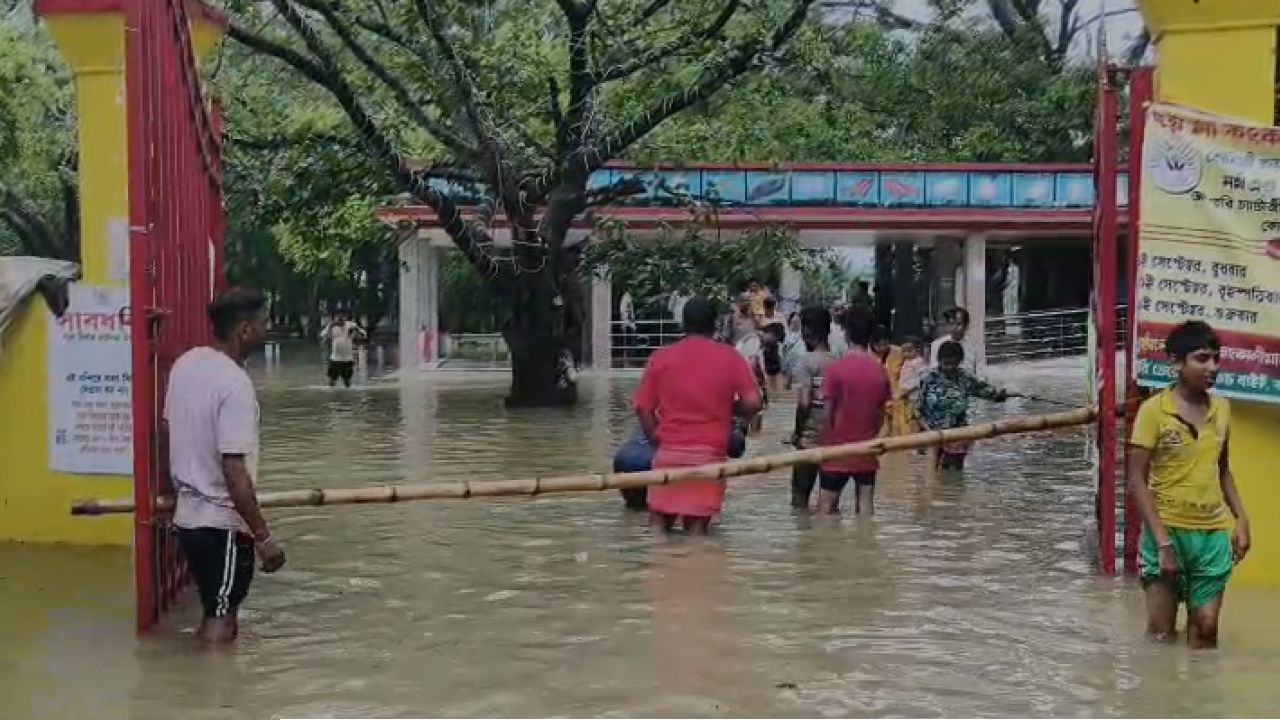 বন্যাতেও অনড় ভক্তি! হাঁটু জল ভেঙে কঙ্কালীতলায় ভিড় পুণ্যার্থীদের