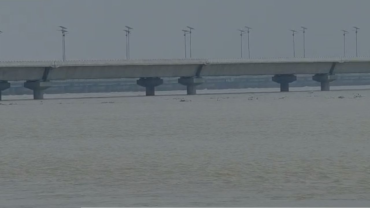 ফরাক্কায় গঙ্গার জল ঘিরে জল্পনা, বিতর্ক ওড়াল ব্যারেজ কর্তৃপক্ষের