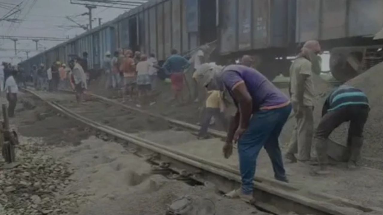 টানা বৃষ্টিতে নিউ ফরাক্কায় ট্র্যাকের নীচে ছয় ফুট গভীর ধস, ট্রেনের লাইনে জেসিবি—  একের পর এক এক্সপ্রেস ট্রেন বাতিল
