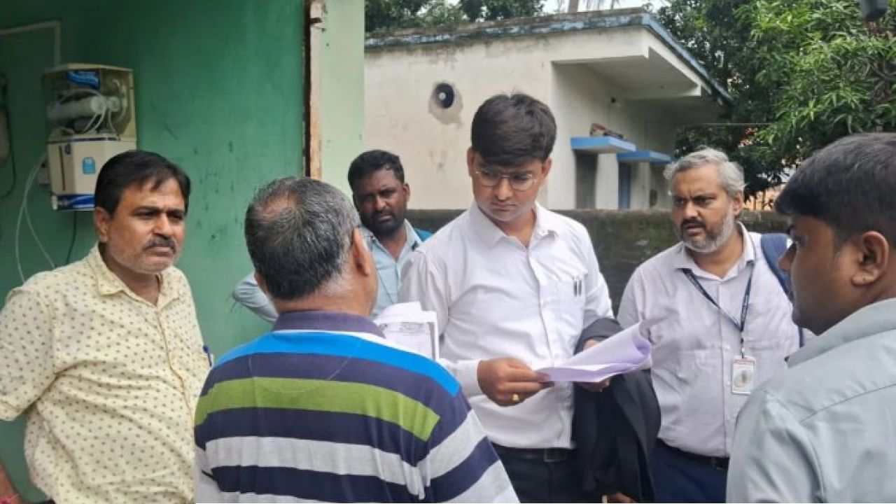 শোধ করেননি ৩ কোটির ঋণ! বীরভূমে প্রাক্তন তৃণমূল কাউন্সিলরের বাড়ি-জমি দখল করল ব্যাঙ্ক