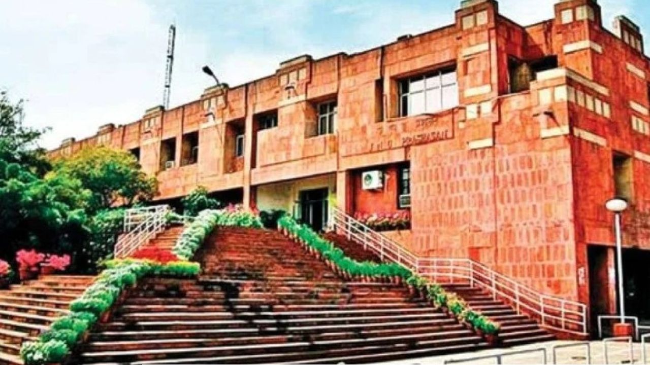 কোয়ার্টারে ডেকে চরম অশালীনতা! জেএনইউ অধ্যাপকের বিরুদ্ধে ১০ ছাত্রীর বিস্ফোরক অভিযোগ